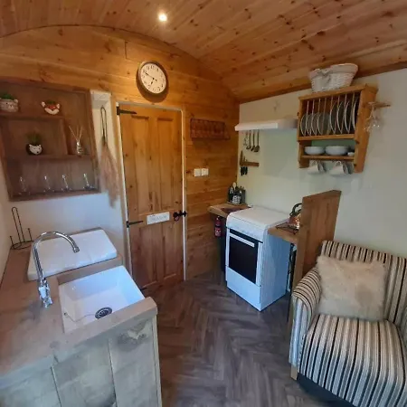 Shepherds Hut With Hot Tub On Anglesey North Wales Gwalchmai Exterior photo
