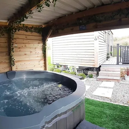 Shepherds Hut With Hot Tub On Anglesey North Wales Gwalchmai Exterior photo