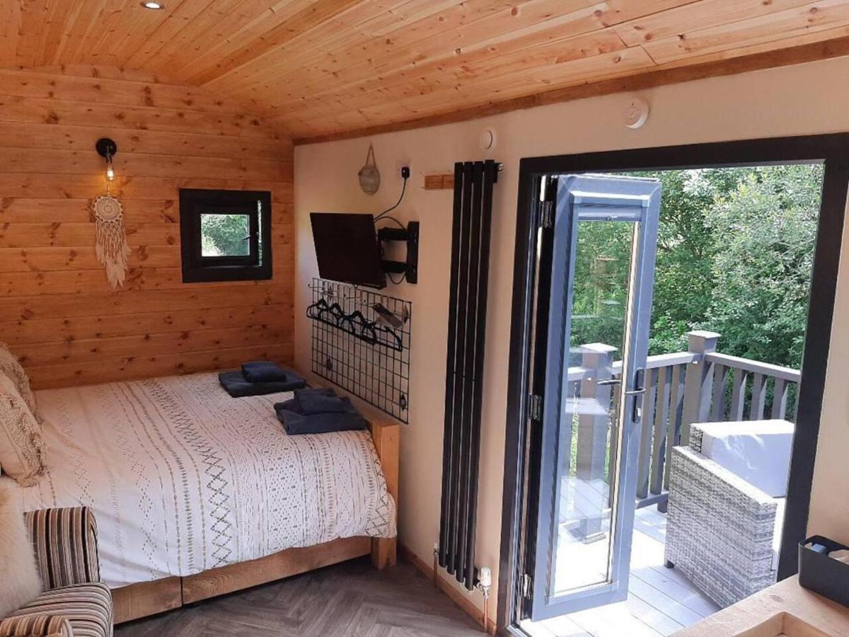 Shepherds Hut With Hot Tub On Anglesey North Wales * Gwalchmai