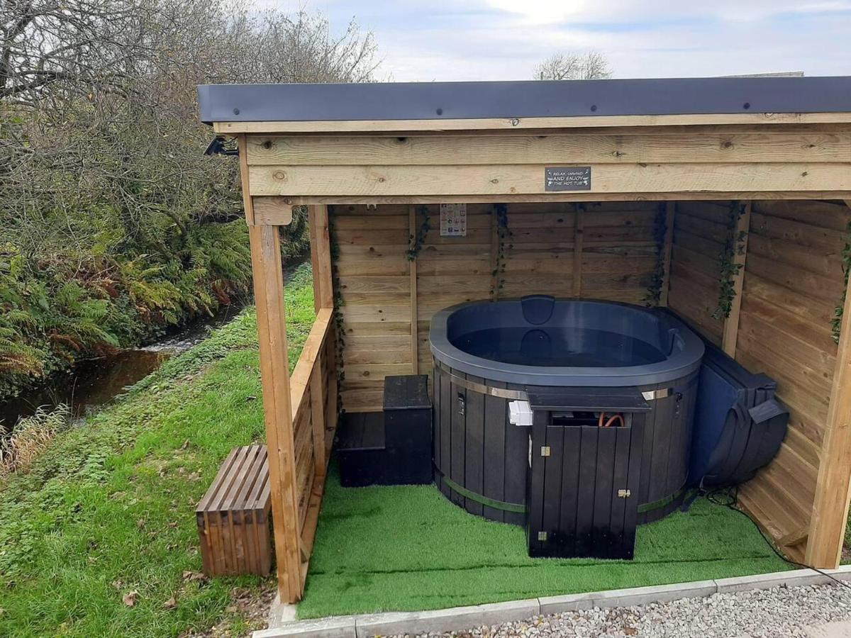 Shepherds Hut With Hot Tub On Anglesey North Wales * Gwalchmai